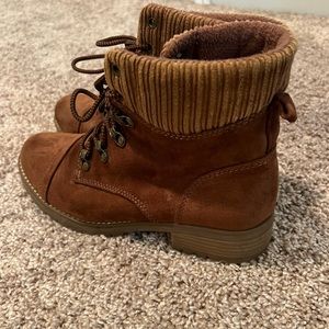 Womens fashion boot, size 7.5